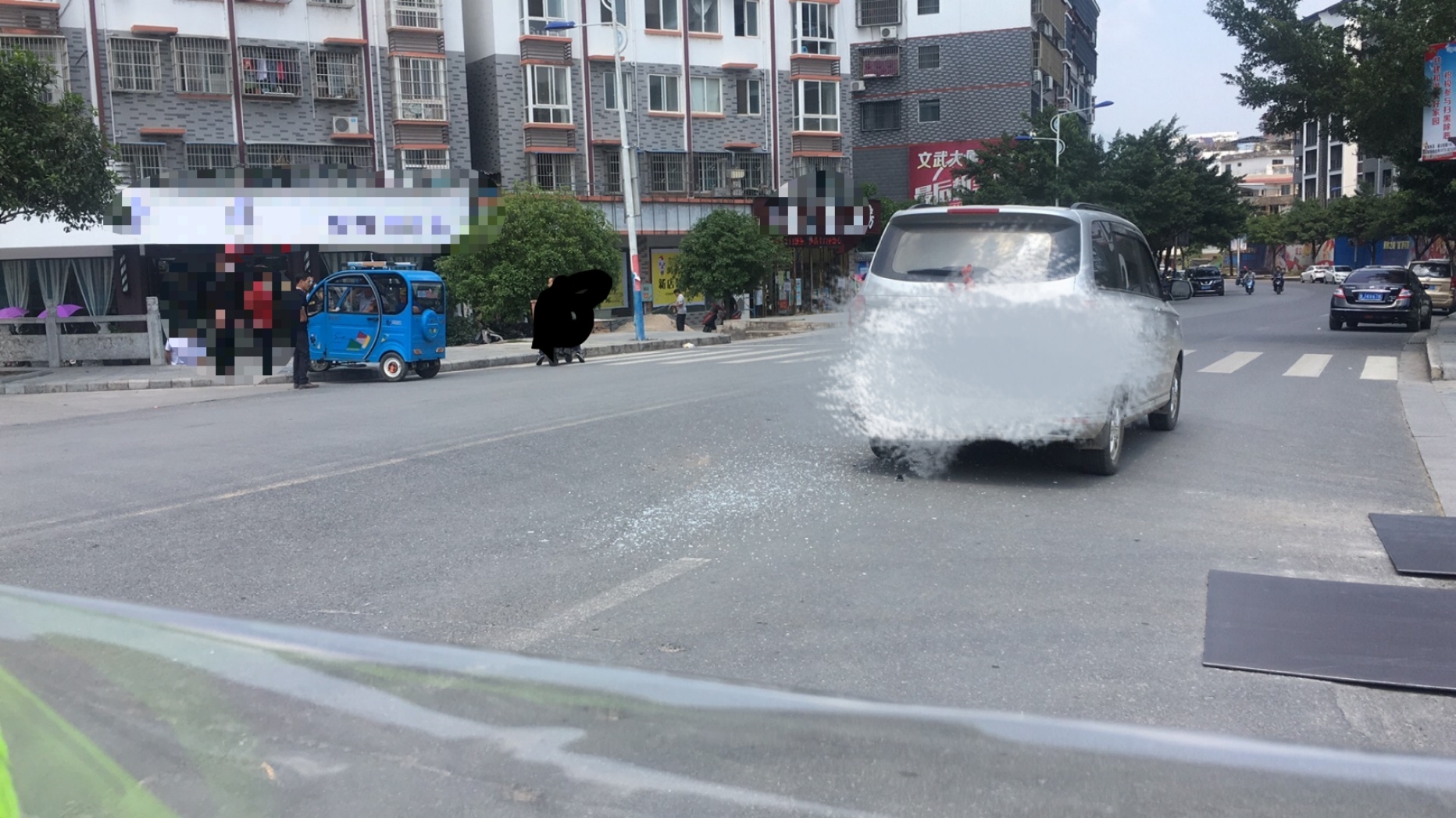 天和门口小三轮发生碰撞880 / 作者:侬去斯 / 帖子ID:271390