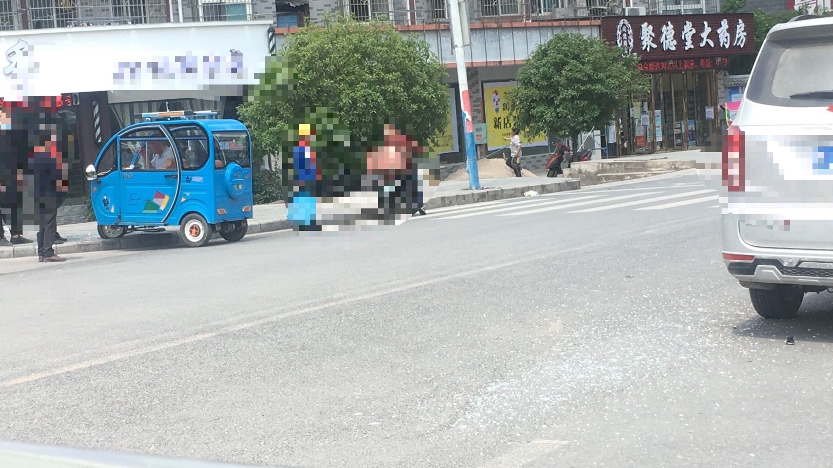 天和门口小三轮发生碰撞799 / 作者:侬去斯 / 帖子ID:271390