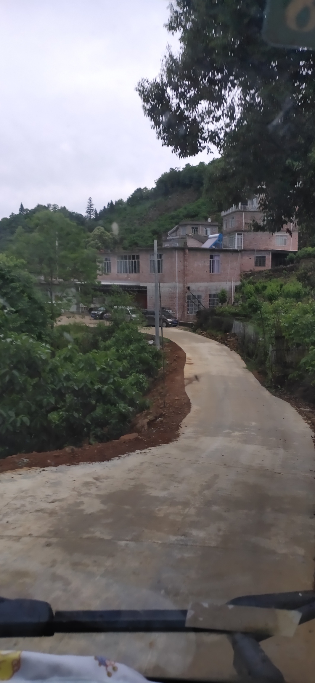 扶贫，使瑶山旮旯的村屯通上了水泥路680 / 作者:瑤人老李 / 帖子ID:271722