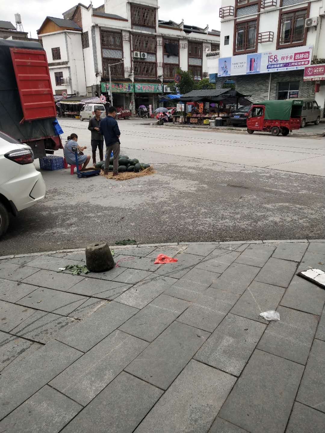 嘉会街这里占道摆摊卖西瓜，大车停起都占了一半的路！269 / 作者:Killua / 帖子ID:272003