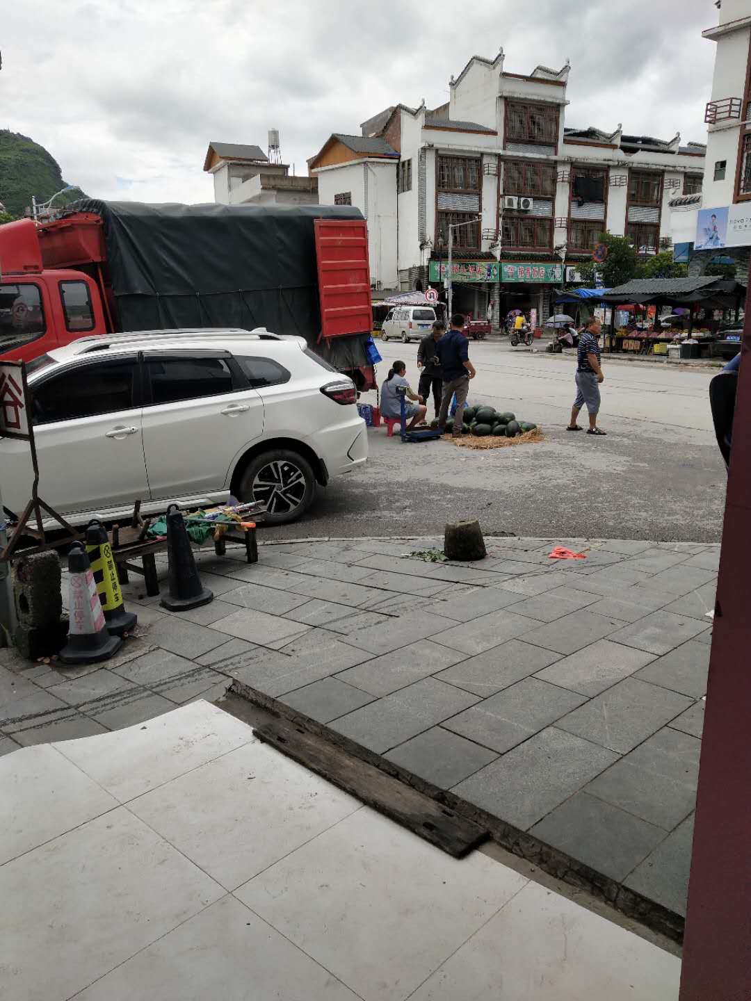 嘉会街这里占道摆摊卖西瓜，大车停起都占了一半的路！386 / 作者:Killua / 帖子ID:272003