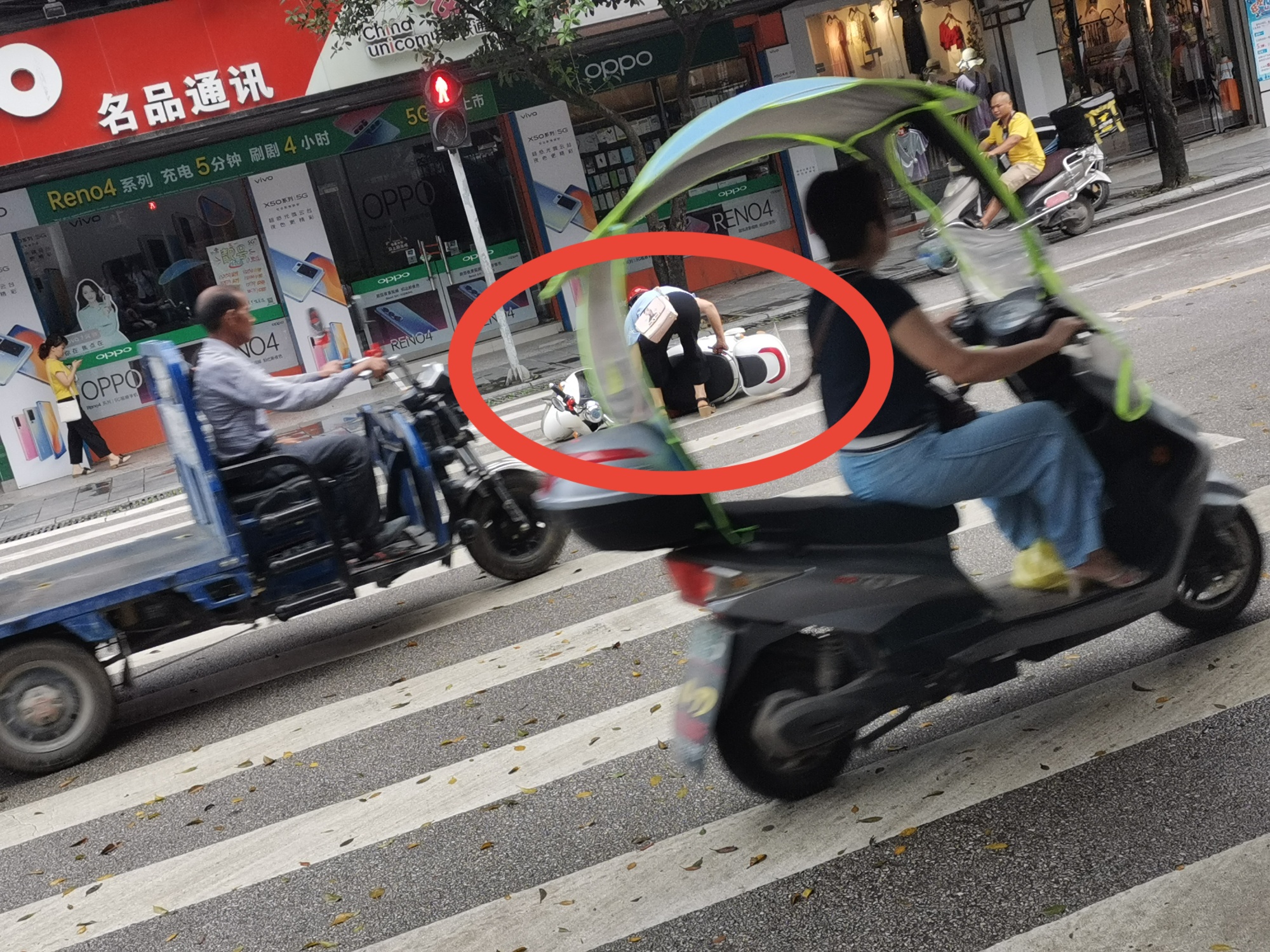 今天在等红绿灯时，看见这惊险一幕822 / 作者:论坛小编04 / 帖子ID:272717