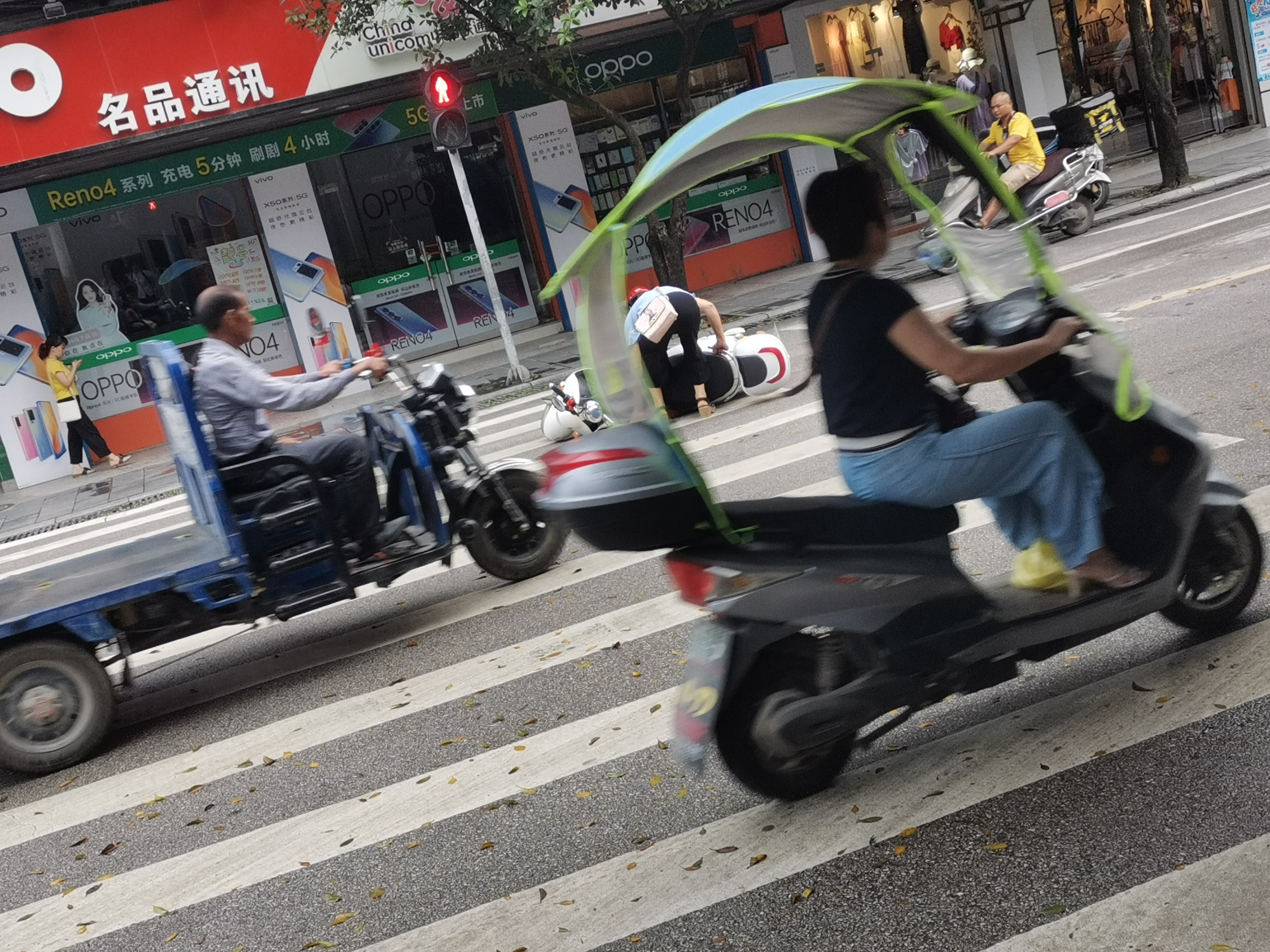 今天在等红绿灯时，看见这惊险一幕325 / 作者:论坛小编04 / 帖子ID:272717
