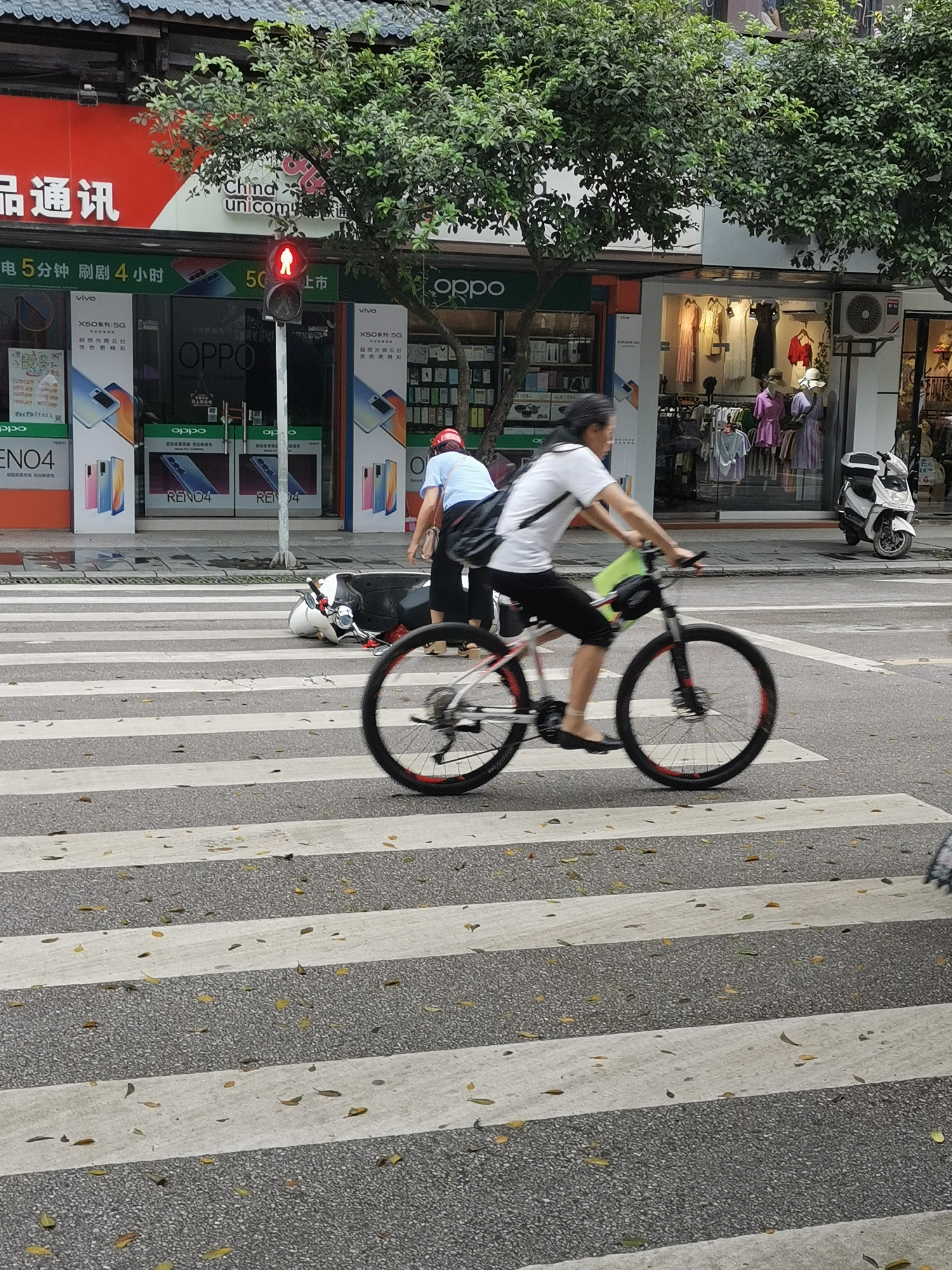 今天在等红绿灯时，看见这惊险一幕764 / 作者:论坛小编04 / 帖子ID:272717