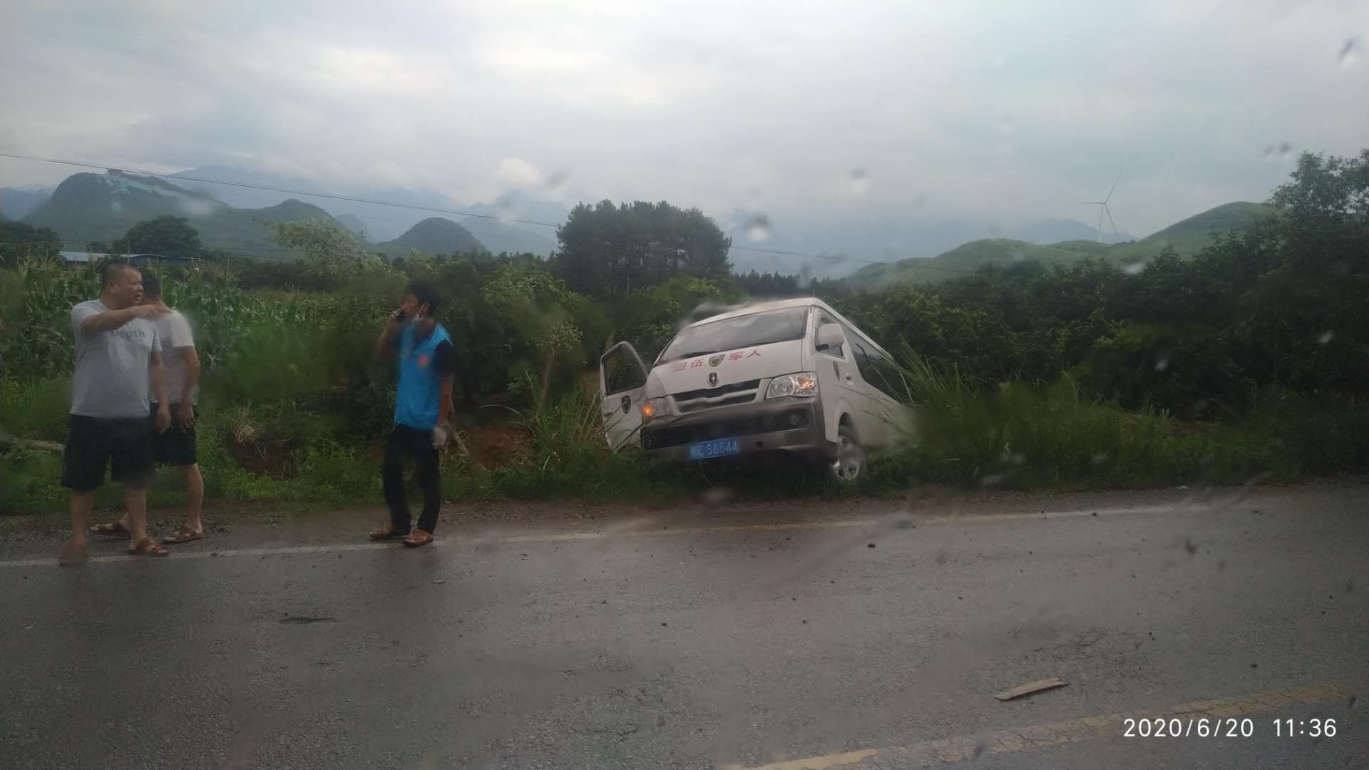 恭城一辆车因下雨路滑被甩到路边669 / 作者:刘冠华 / 帖子ID:272980