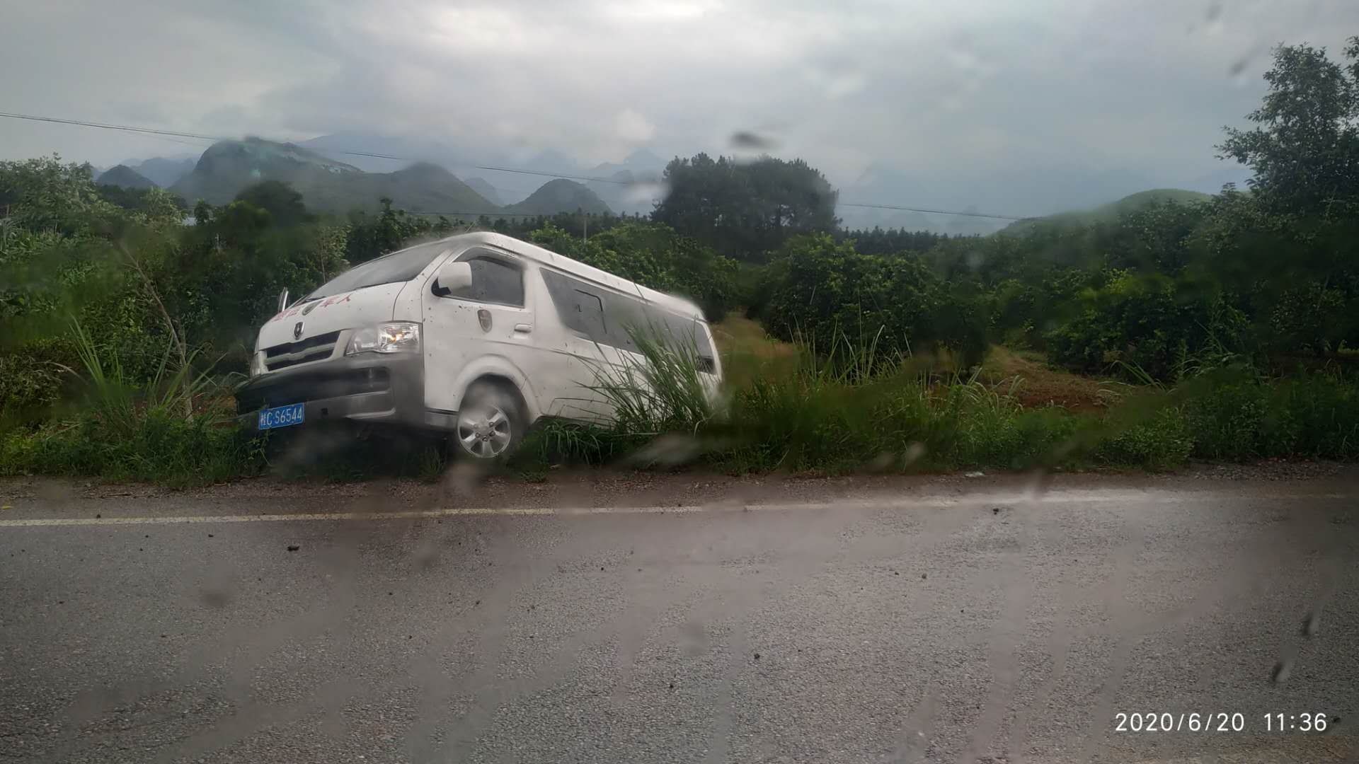 恭城一辆车因下雨路滑被甩到路边953 / 作者:刘冠华 / 帖子ID:272980