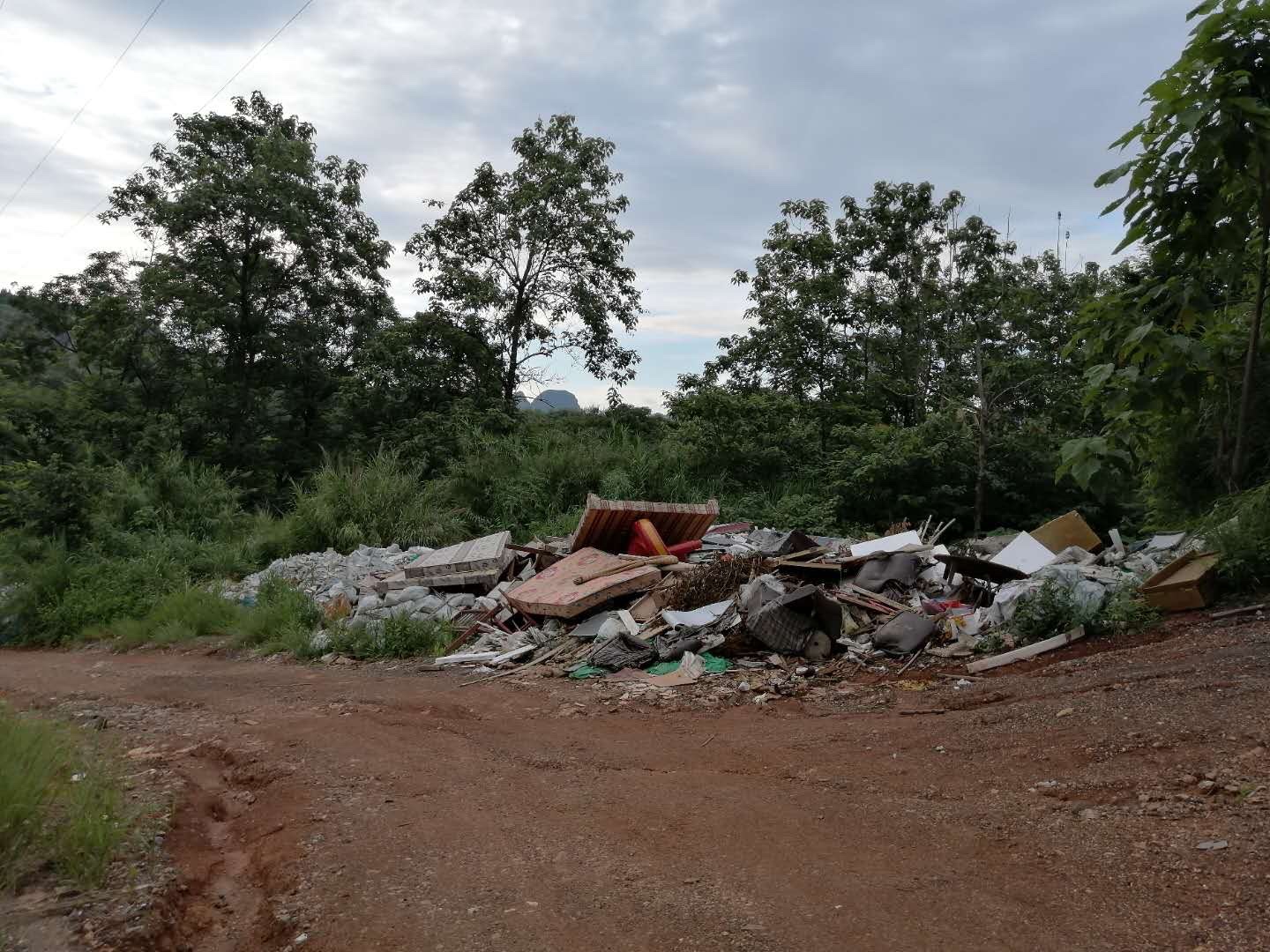 茶西路六巷里面空地都是建筑垃圾和旧家具546 / 作者:慧眼识英雄1 / 帖子ID:273023