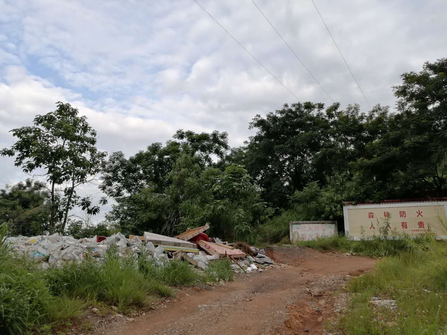茶西路六巷里面空地都是建筑垃圾和旧家具881 / 作者:慧眼识英雄1 / 帖子ID:273023