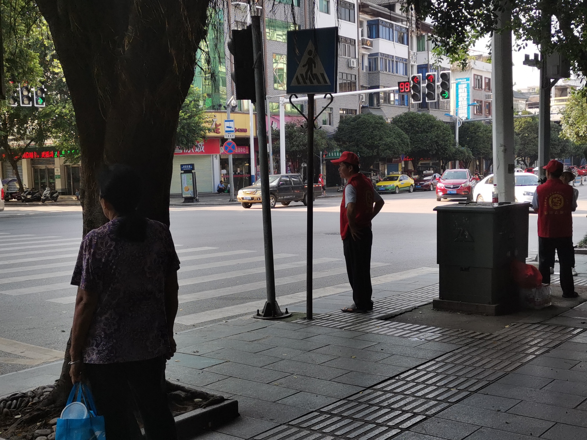 恭城十字路口有志愿者站岗562 / 作者:華大夫 / 帖子ID:274138