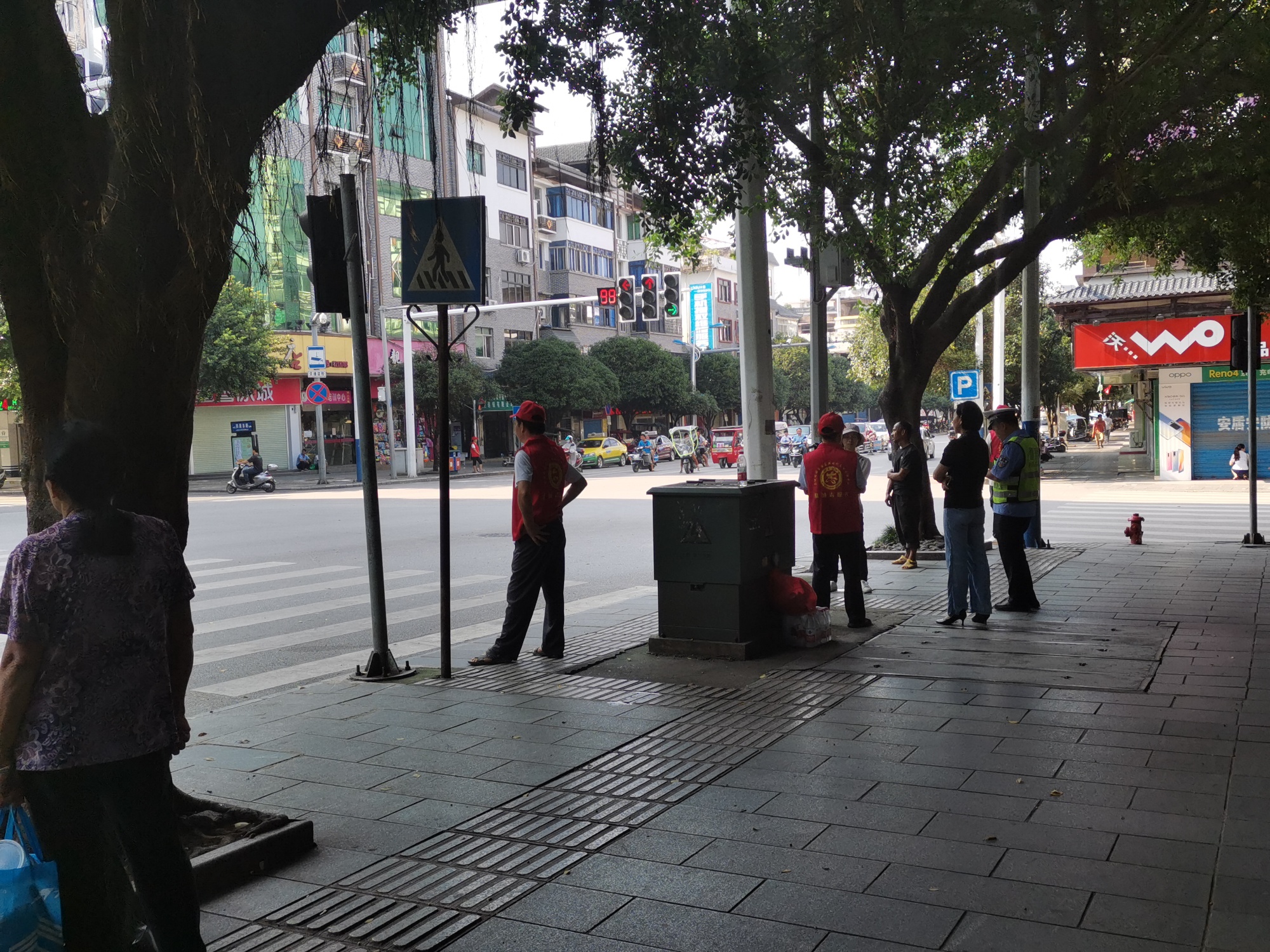 恭城十字路口有志愿者站岗672 / 作者:華大夫 / 帖子ID:274138