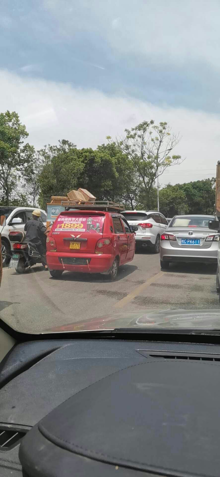 今天中午燕新路往恭城方向民族中学路段堵车924 / 作者:爱剪辑 / 帖子ID:274717
