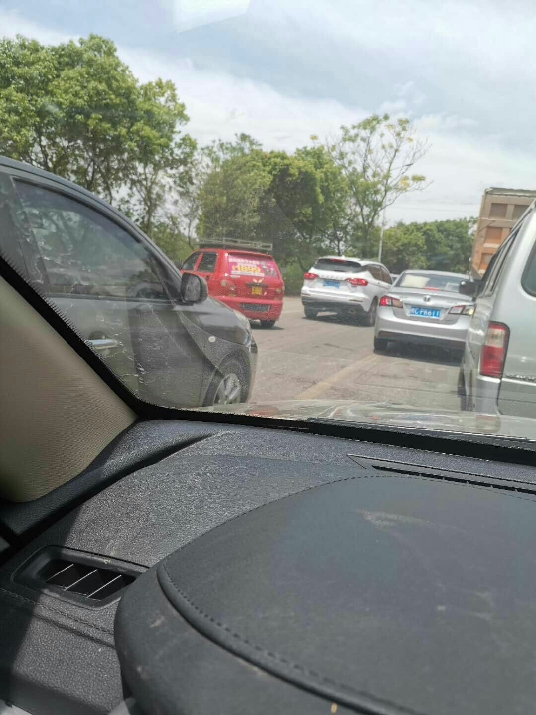 今天中午燕新路往恭城方向民族中学路段堵车647 / 作者:爱剪辑 / 帖子ID:274717