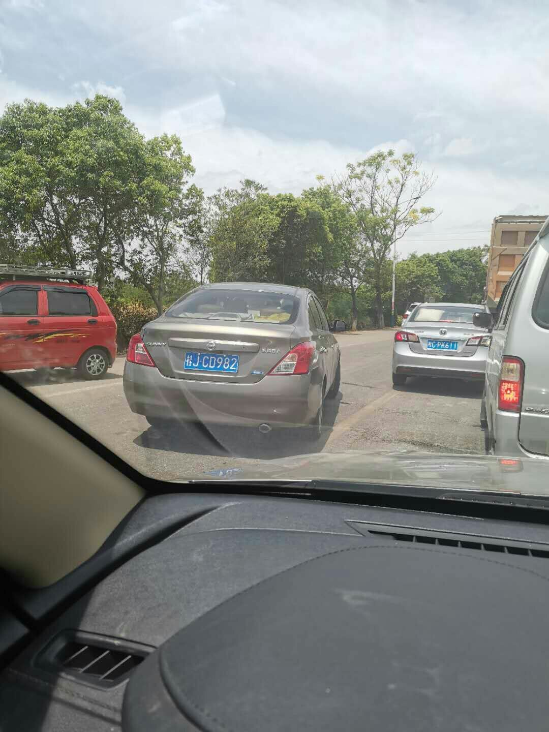 今天中午燕新路往恭城方向民族中学路段堵车756 / 作者:爱剪辑 / 帖子ID:274717