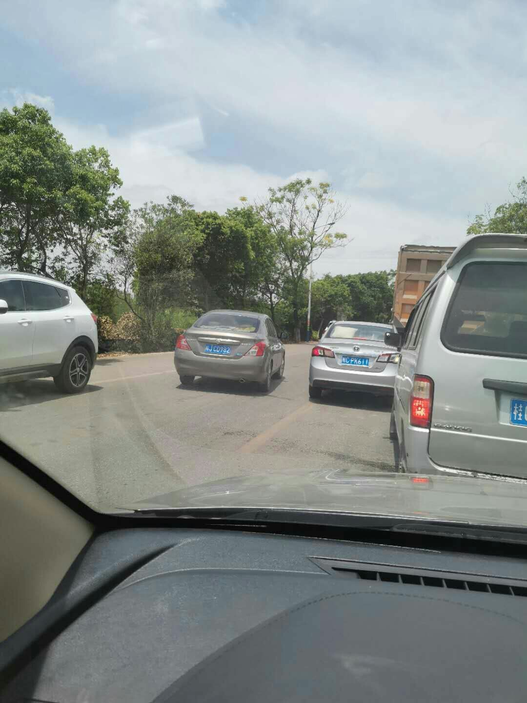 今天中午燕新路往恭城方向民族中学路段堵车346 / 作者:爱剪辑 / 帖子ID:274717