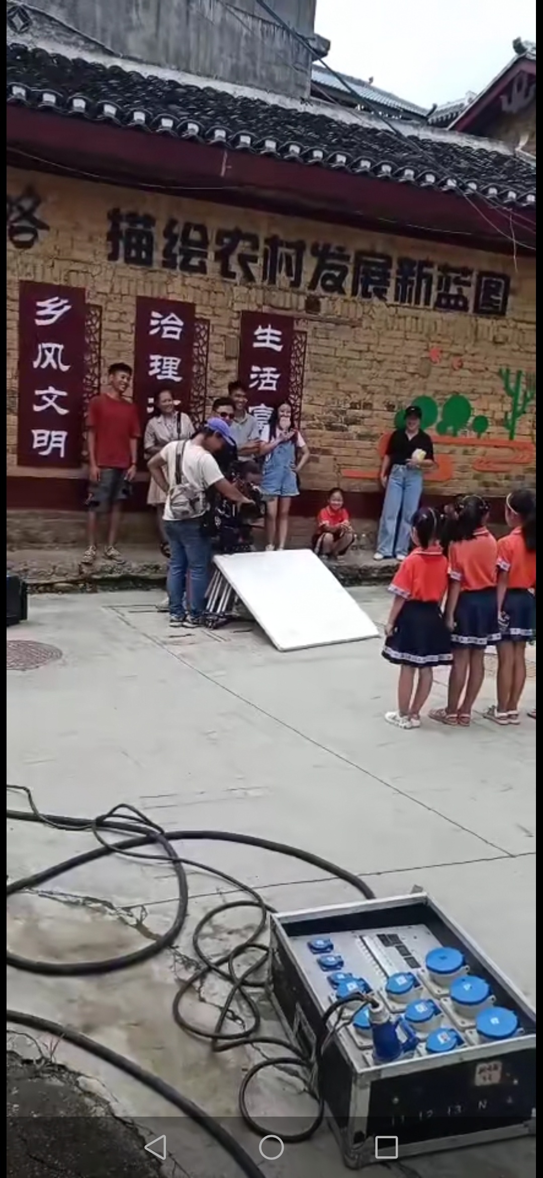 这是在我们村拍什么大电影611 / 作者:chengge / 帖子ID:275589