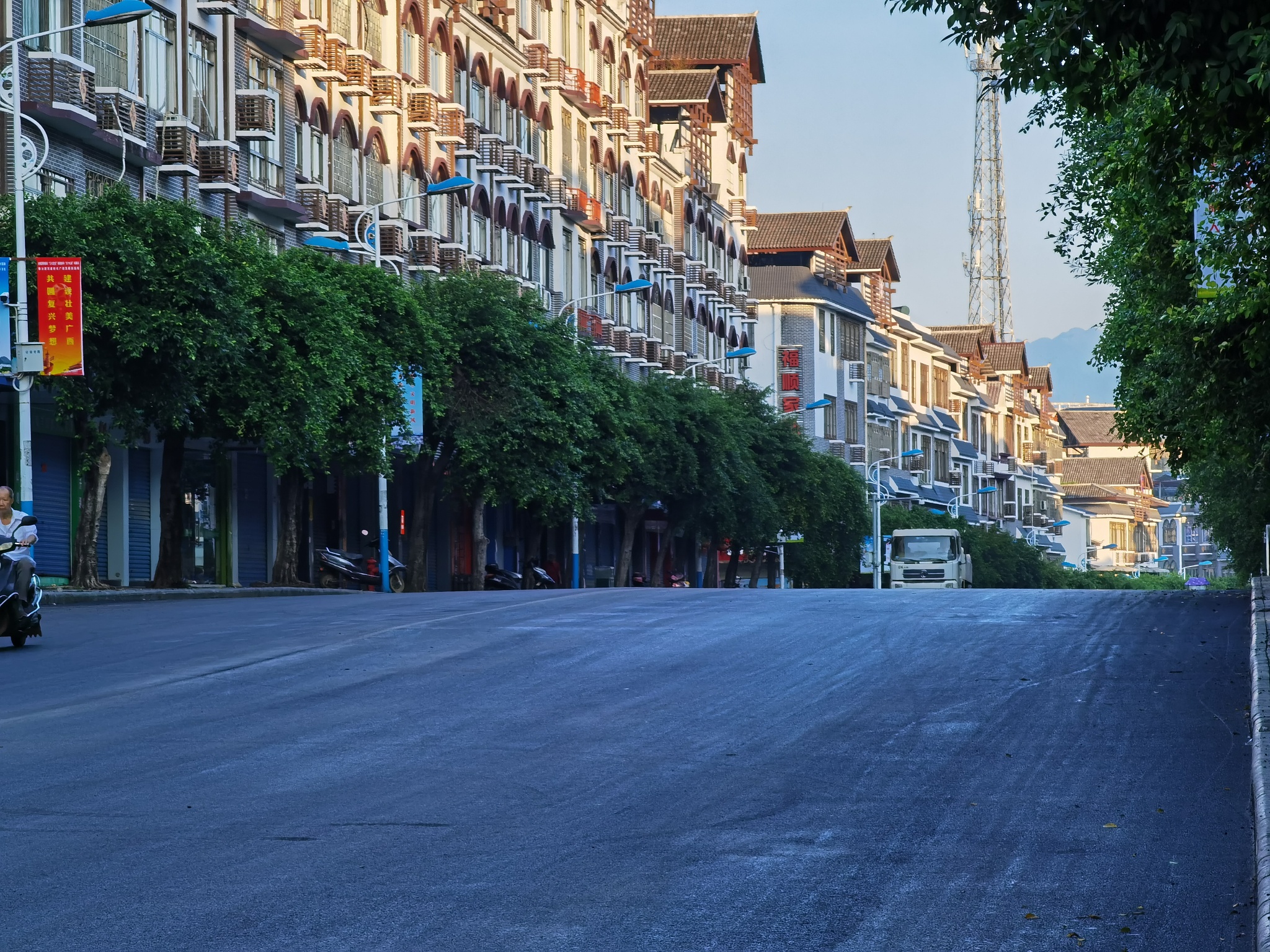 城中西路铺路把路边车子赶走以后好宽啊994 / 作者:忧伤428 / 帖子ID:276104