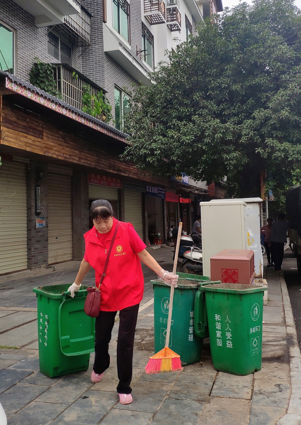 迎县庆三十周年——茶北社区党支部带领党员干部及义工义务劳动搞卫生255 / 作者:陈爱国 / 帖子ID:277127