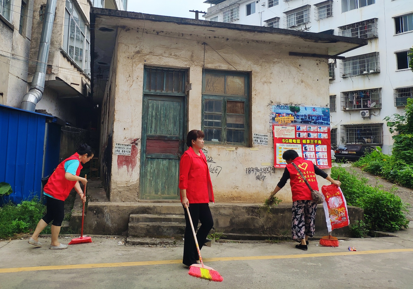 迎县庆三十周年——茶北社区党支部带领党员干部及义工义务劳动搞卫生491 / 作者:陈爱国 / 帖子ID:277127