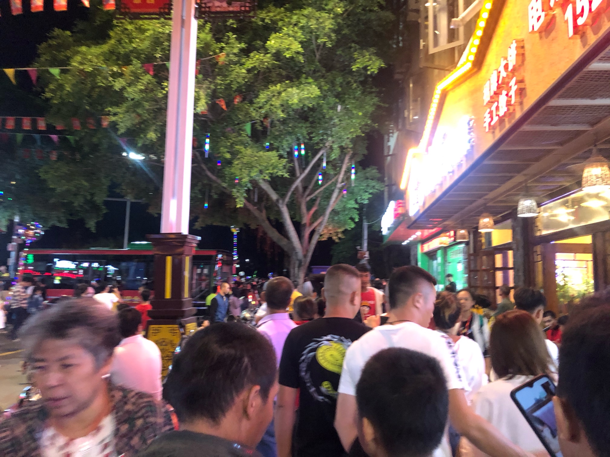 今晚看烟花的人才多，这样挤不戴口罩不要紧吗122 / 作者:普通人物怨 / 帖子ID:277419