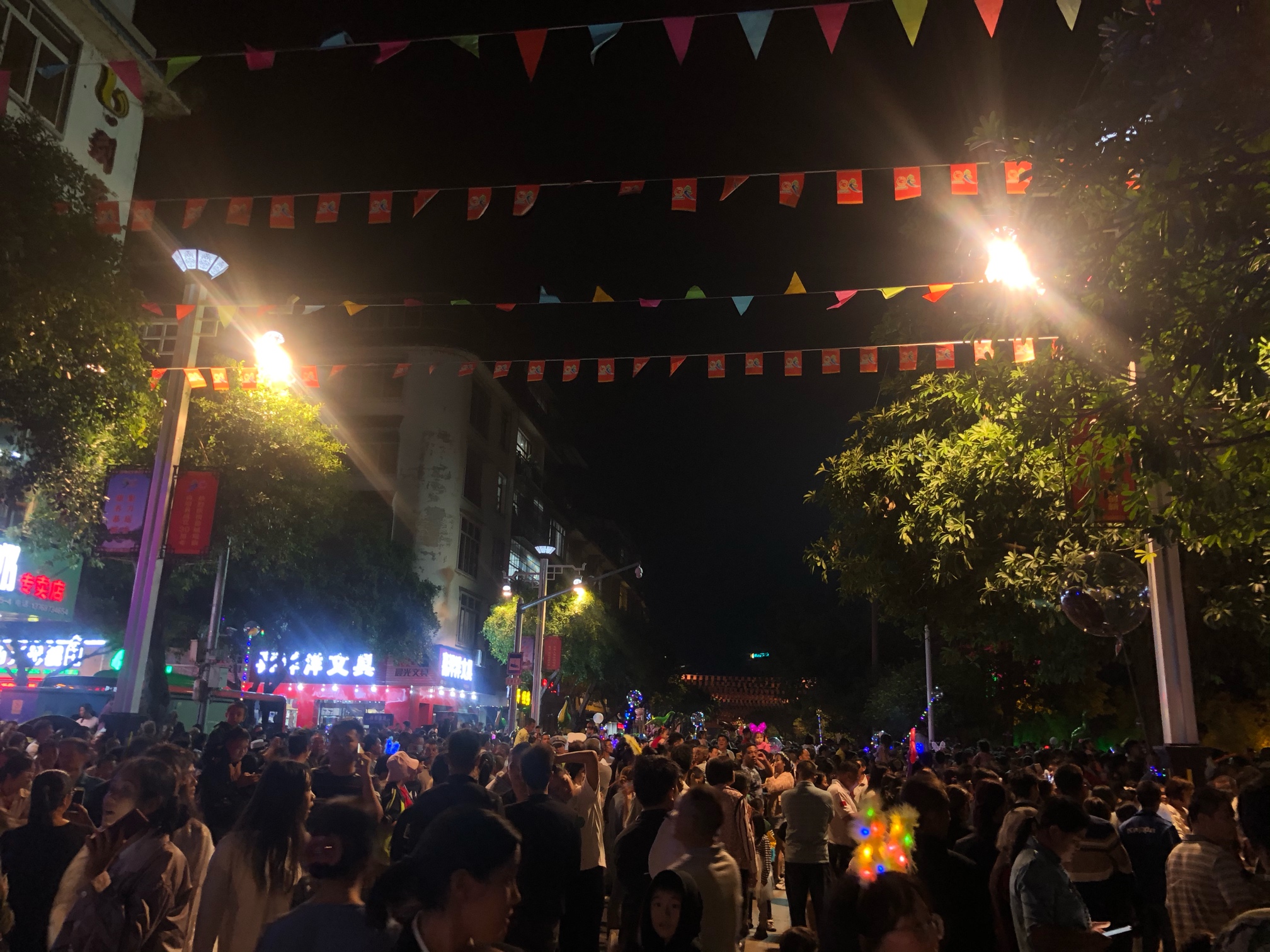 今晚看烟花的人才多，这样挤不戴口罩不要紧吗617 / 作者:普通人物怨 / 帖子ID:277419