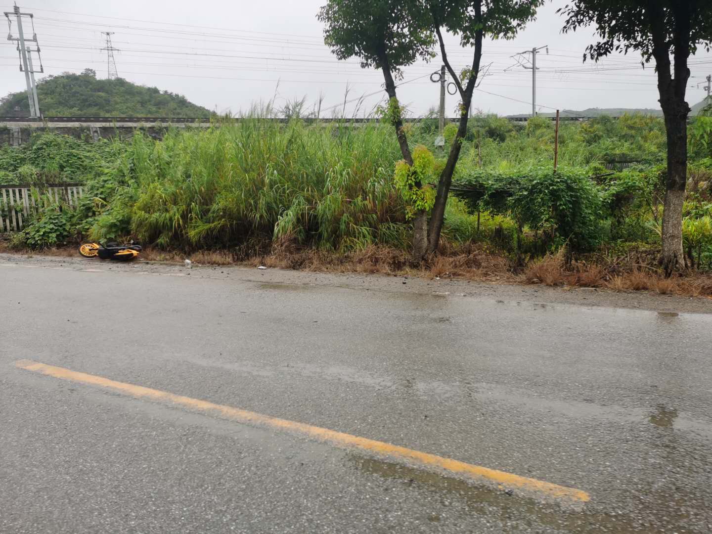 这种小黄车挨放在路上的有四辆，太缺德了103 / 作者:狭缝求生室 / 帖子ID:277446