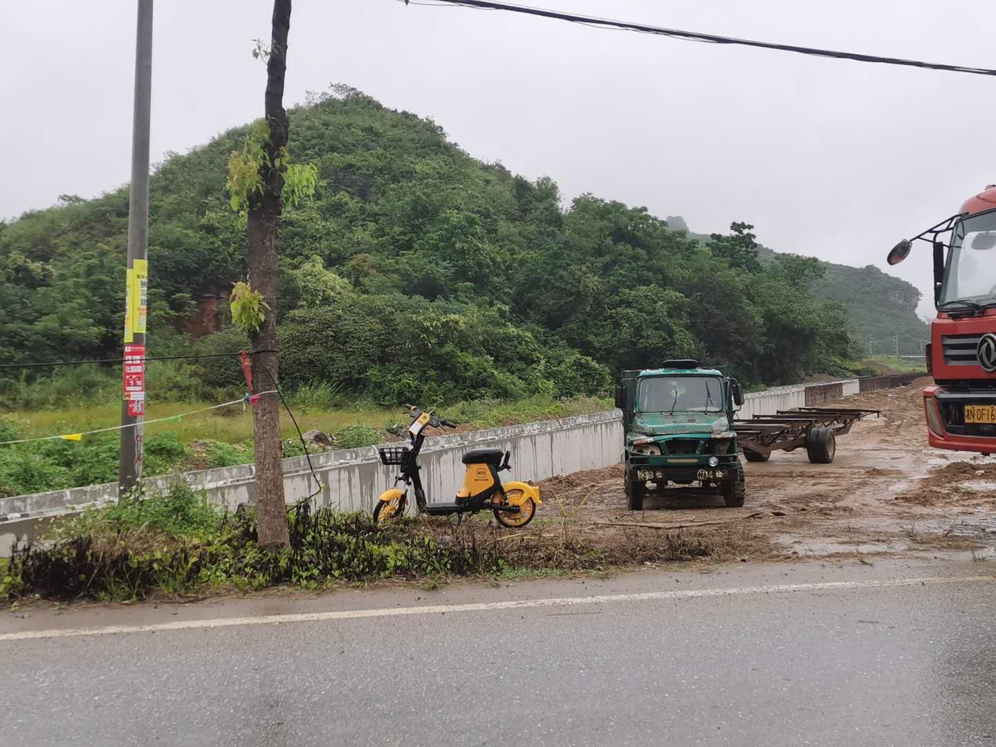 这种小黄车挨放在路上的有四辆，太缺德了808 / 作者:狭缝求生室 / 帖子ID:277446