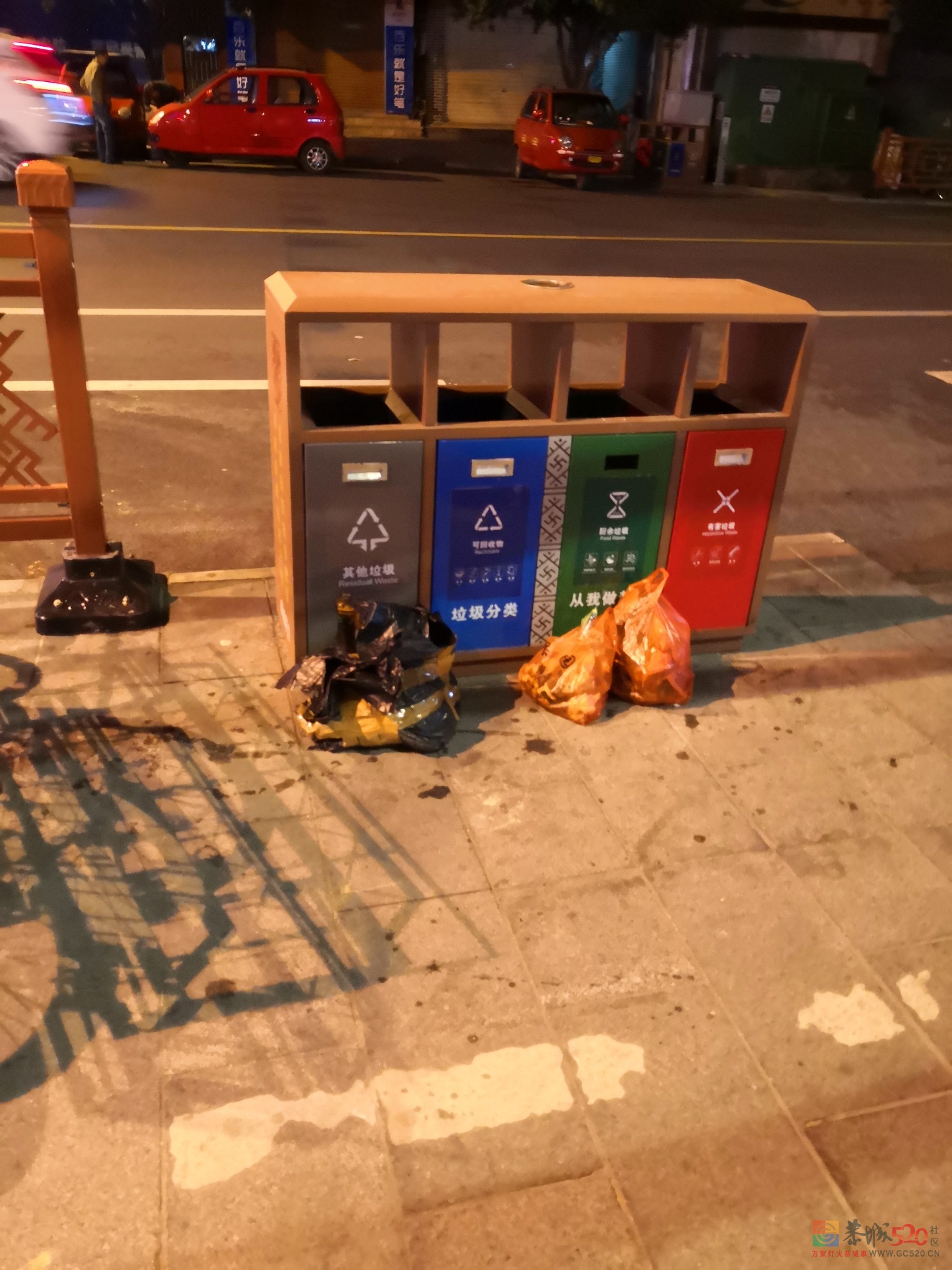 今天晚上在恭城街拍的，为什么垃圾不放垃圾桶里？496 / 作者:猛龙 / 帖子ID:277982