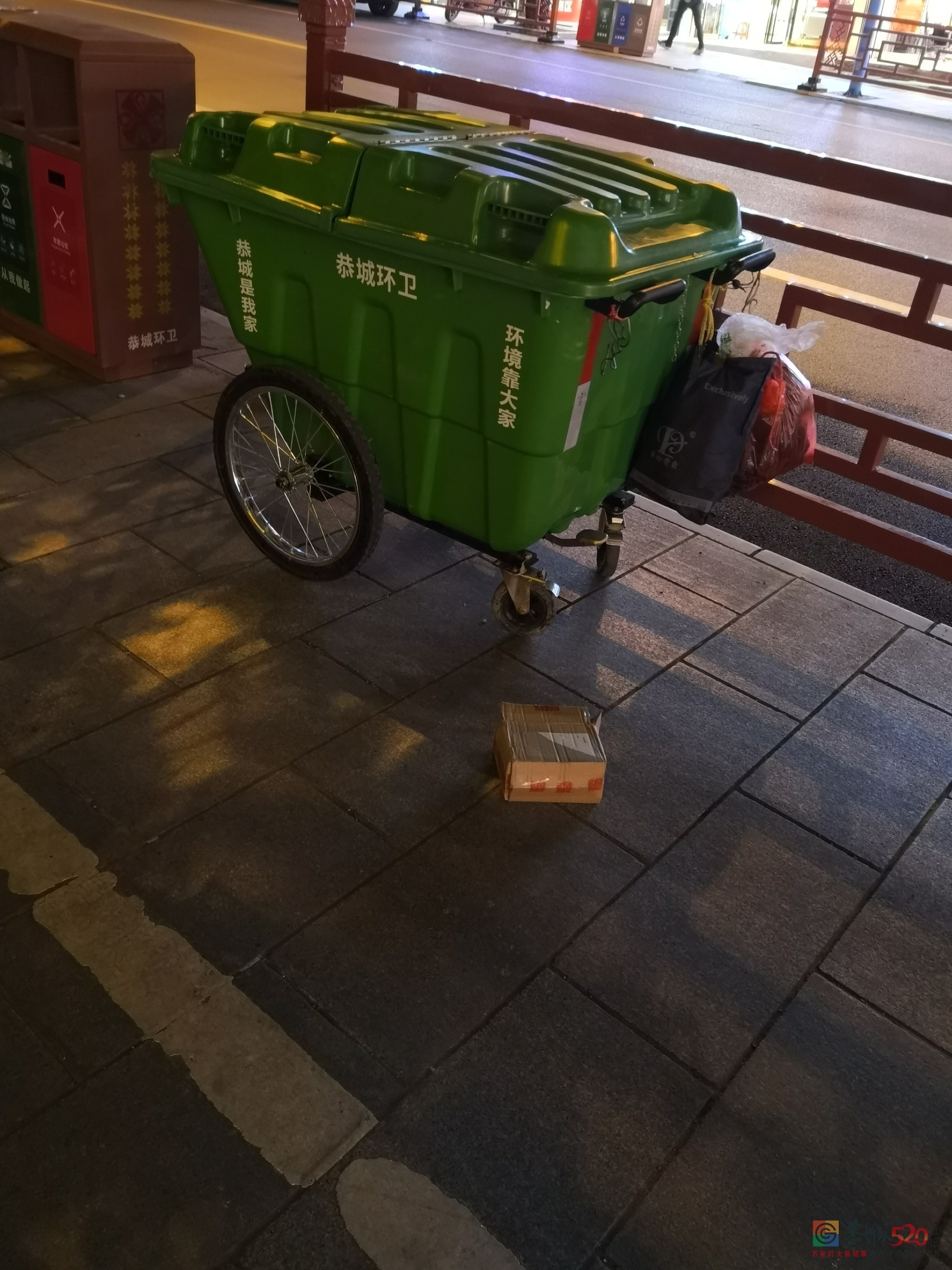 今天晚上在恭城街拍的，为什么垃圾不放垃圾桶里？157 / 作者:猛龙 / 帖子ID:277982