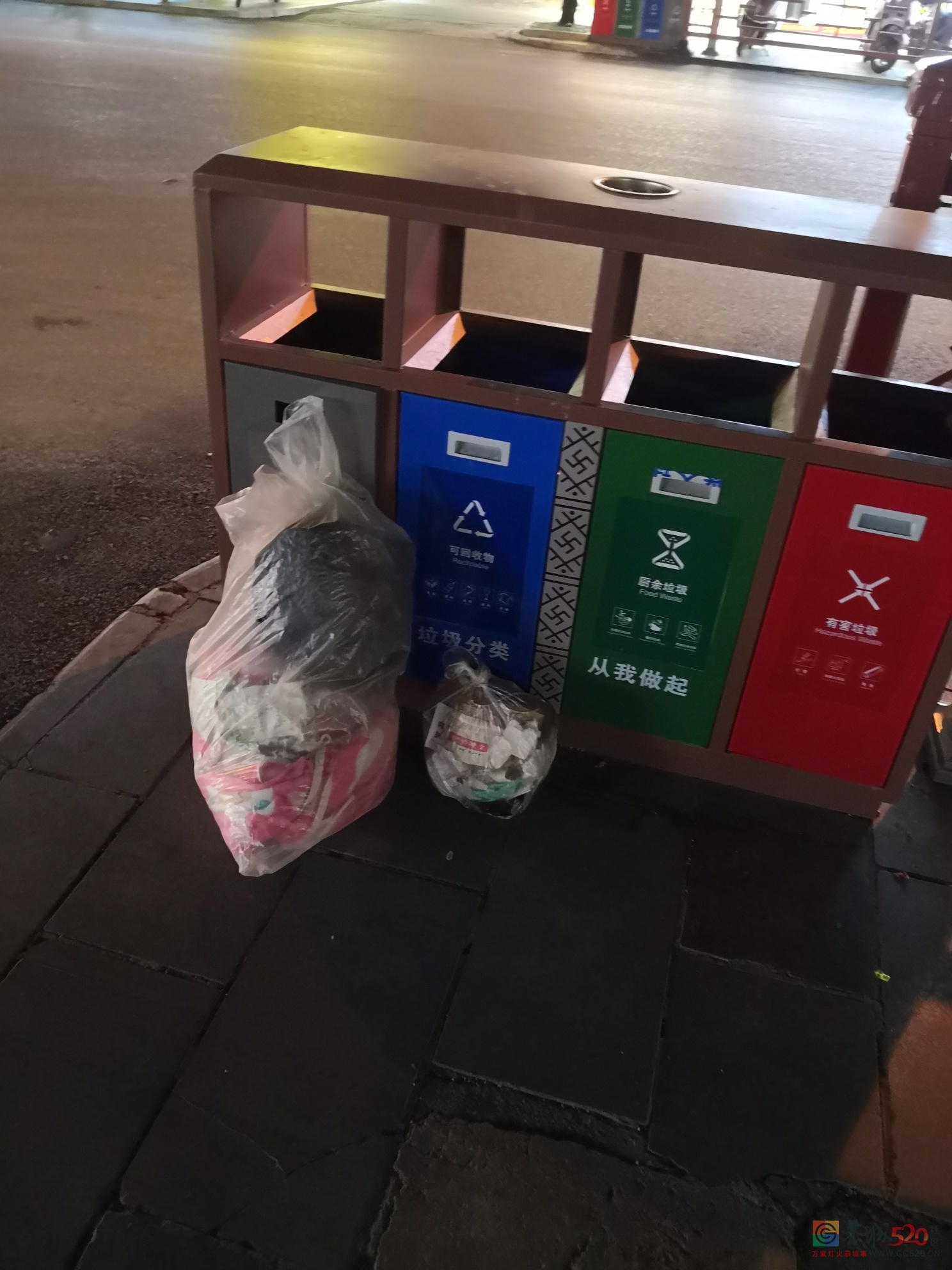 今天晚上在恭城街拍的，为什么垃圾不放垃圾桶里？639 / 作者:猛龙 / 帖子ID:277982
