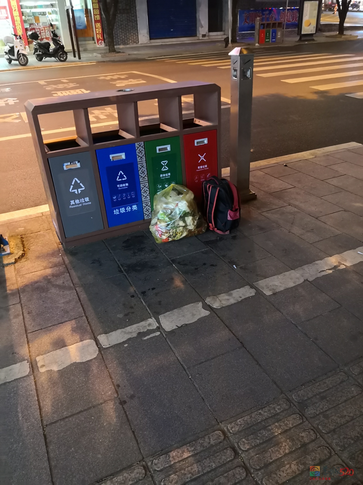 今天晚上在恭城街拍的，为什么垃圾不放垃圾桶里？71 / 作者:猛龙 / 帖子ID:277982