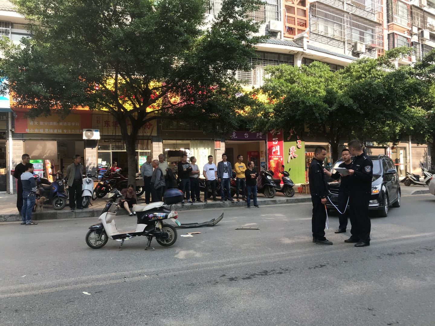 悦澜山和文武小区中间路上发生车祸208 / 作者:華大夫 / 帖子ID:278025