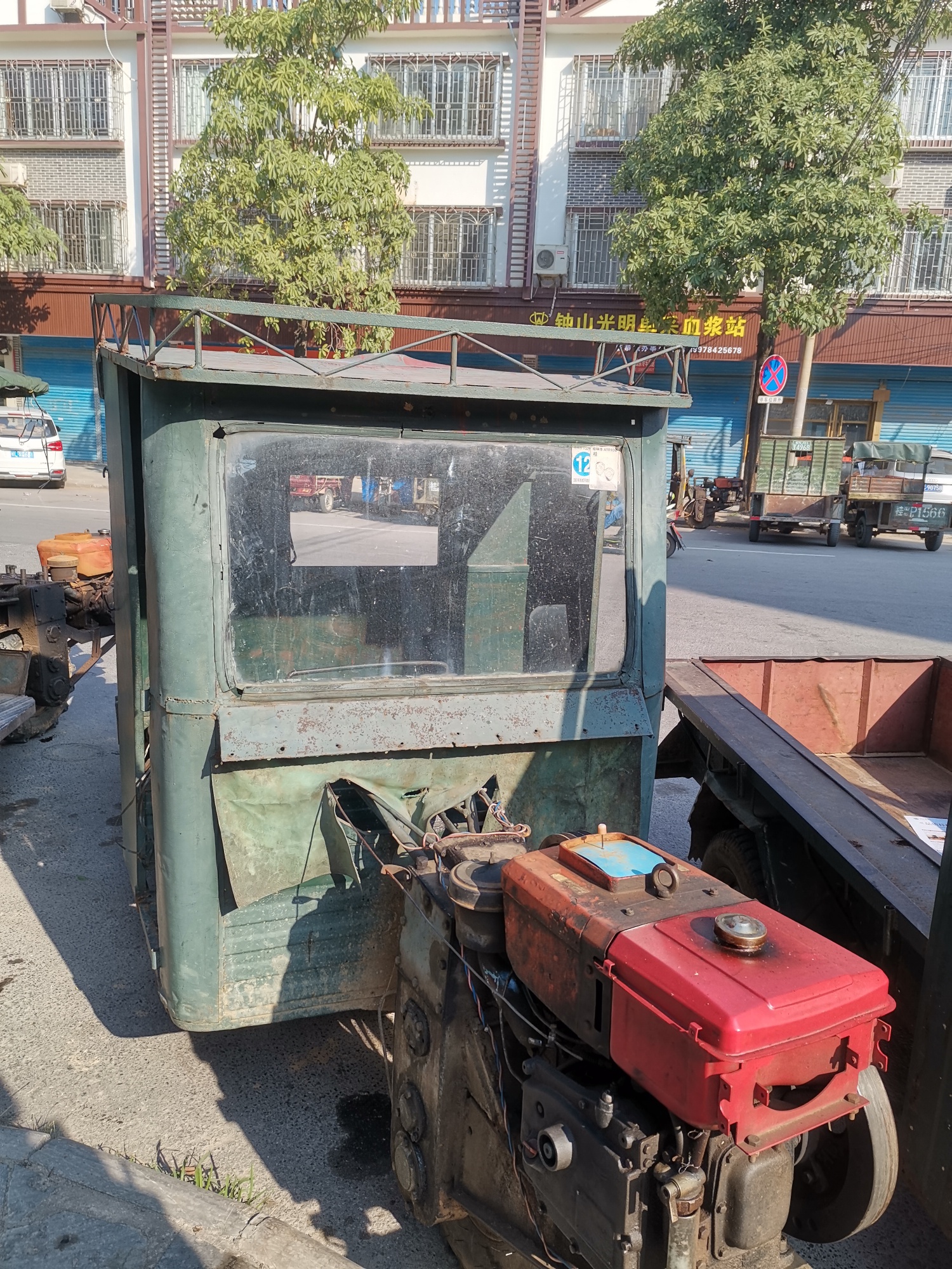 好多卖柿饼的拖拉机没有贴反光标识，求关注。84 / 作者:baby甜心 / 帖子ID:279145