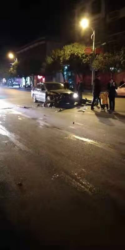 惠丰花园门口刚刚发生车祸765 / 作者:公路美学 / 帖子ID:280686