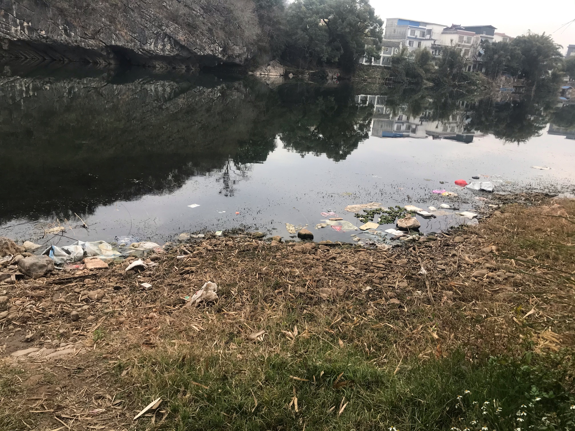 燕岩桥底随便走走，这些垃圾太煞风景了…134 / 作者:圆月小侠 / 帖子ID:282037
