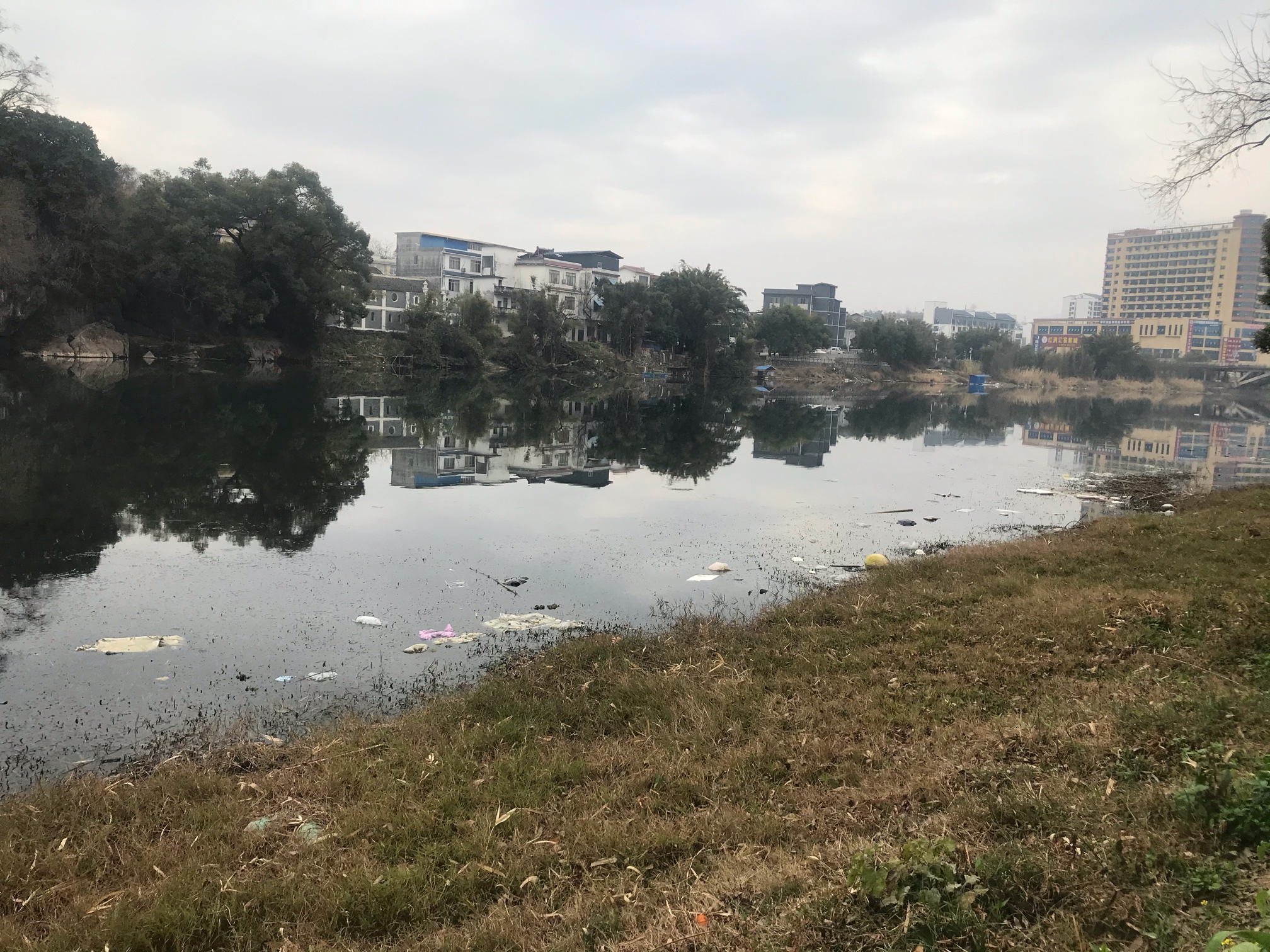 燕岩桥底随便走走，这些垃圾太煞风景了…380 / 作者:圆月小侠 / 帖子ID:282037