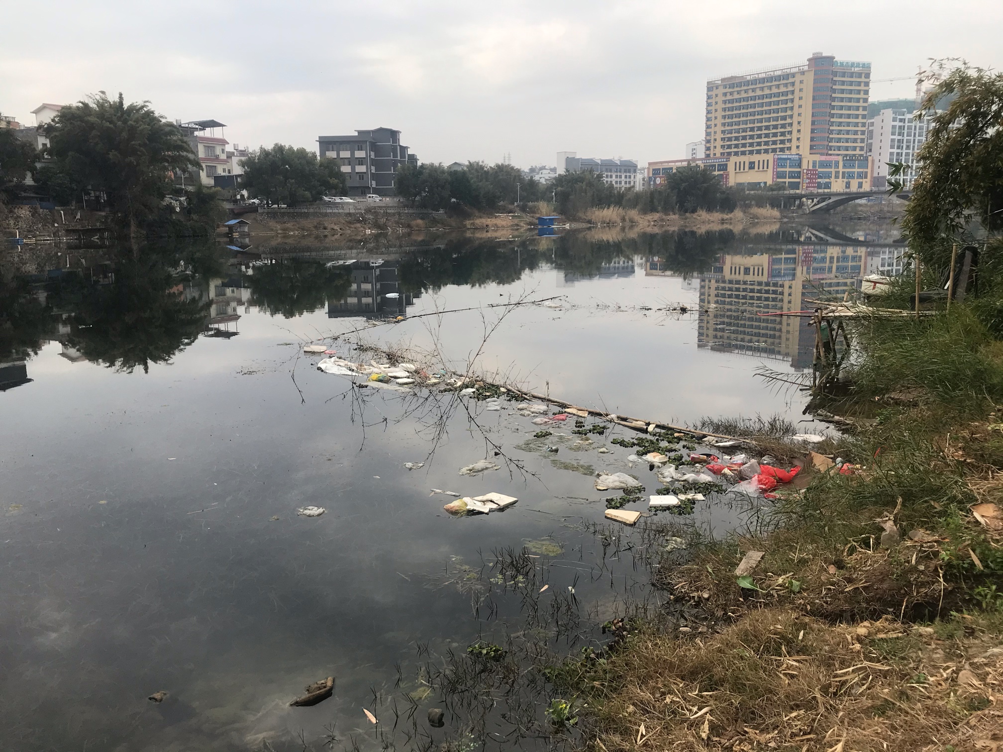 燕岩桥底随便走走，这些垃圾太煞风景了…271 / 作者:圆月小侠 / 帖子ID:282037