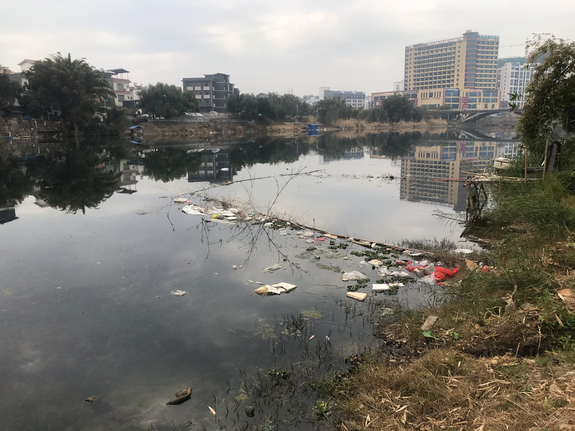 燕岩桥底随便走走，这些垃圾太煞风景了…167 / 作者:圆月小侠 / 帖子ID:282037