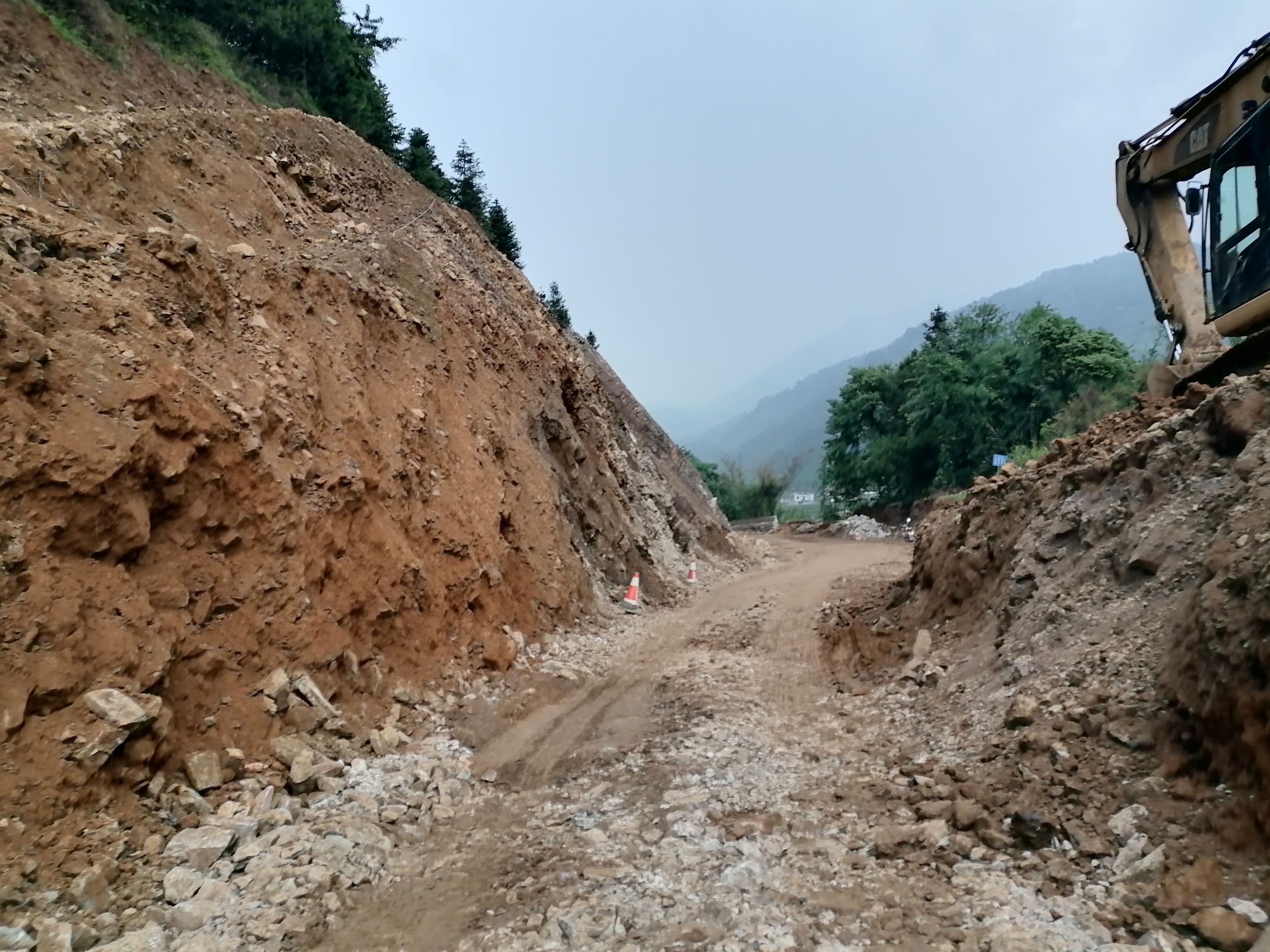 恭城县三江乡往钟山县方向中央洞村至钟山县交汇处路况告知879 / 作者:平常心53 / 帖子ID:285340