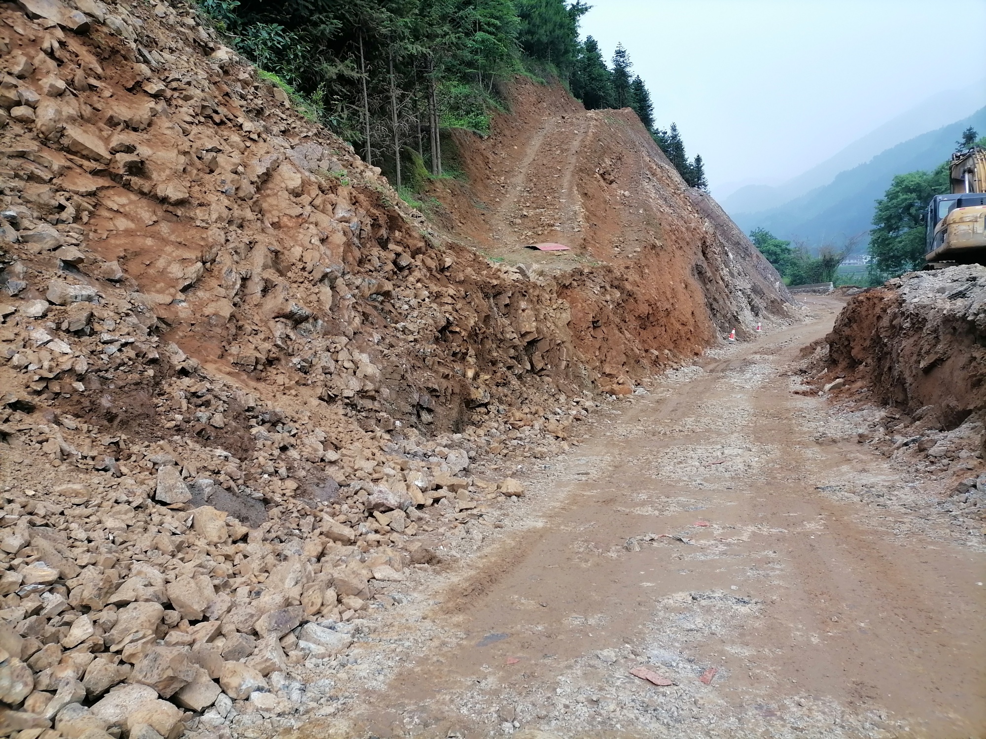 恭城县三江乡往钟山县方向中央洞村至钟山县交汇处路况告知204 / 作者:平常心53 / 帖子ID:285340