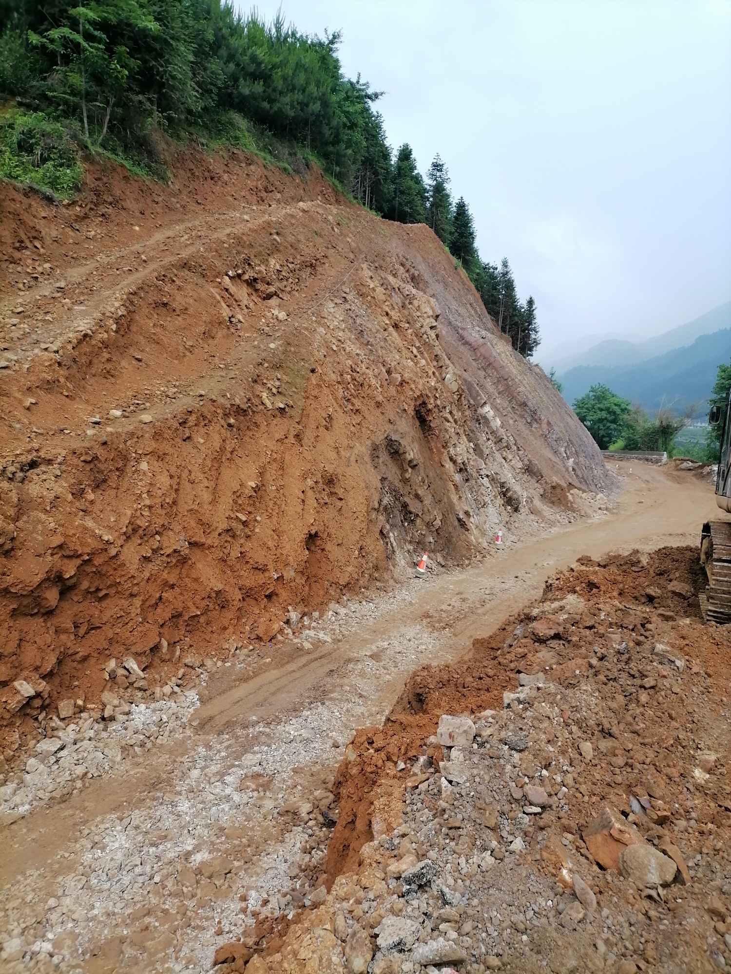 恭城县三江乡往钟山县方向中央洞村至钟山县交汇处路况告知295 / 作者:平常心53 / 帖子ID:285340