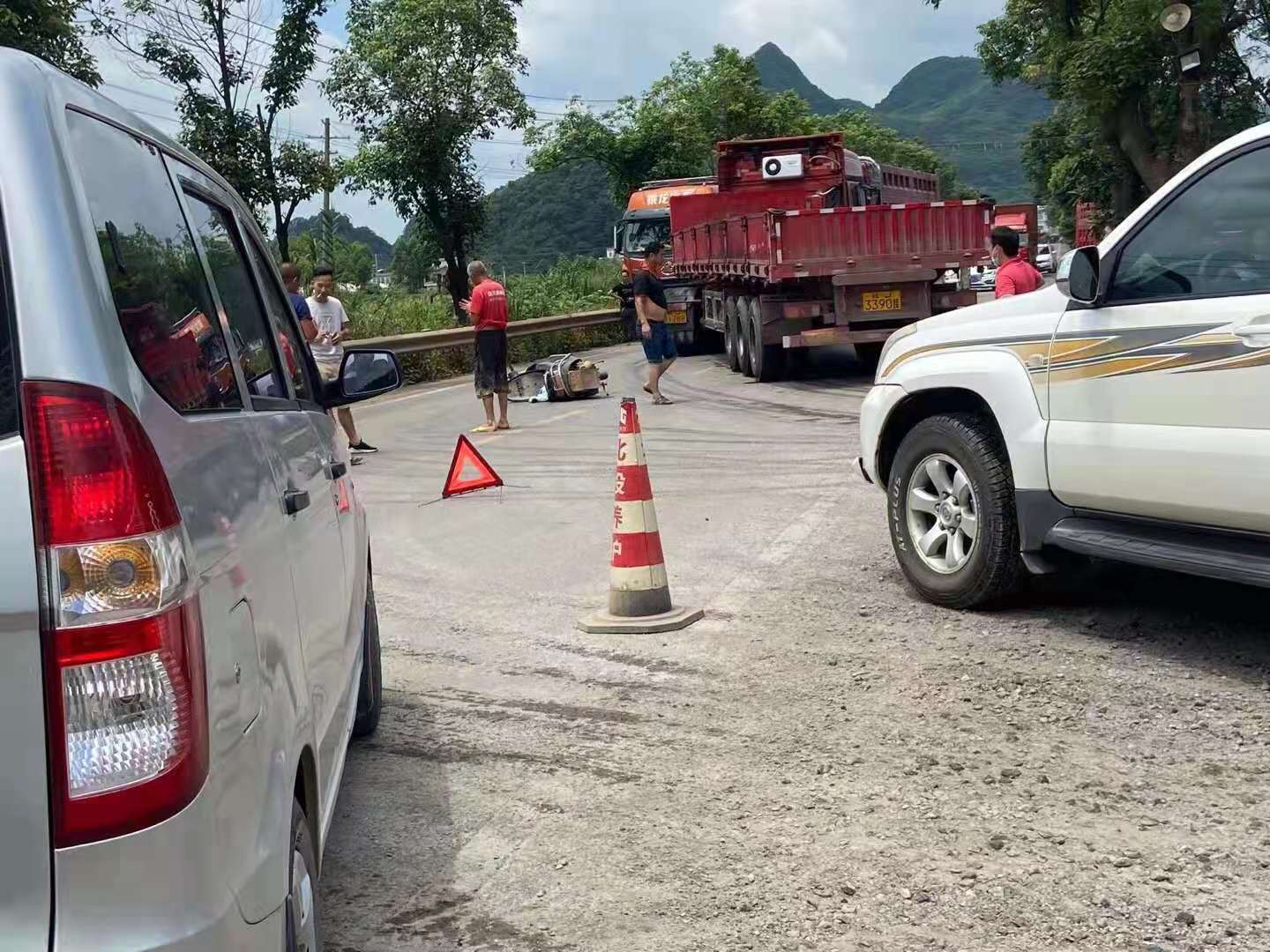 南方水泥厂往虎尾方向三十米左右发生交通事故682 / 作者:公路美学 / 帖子ID:286231