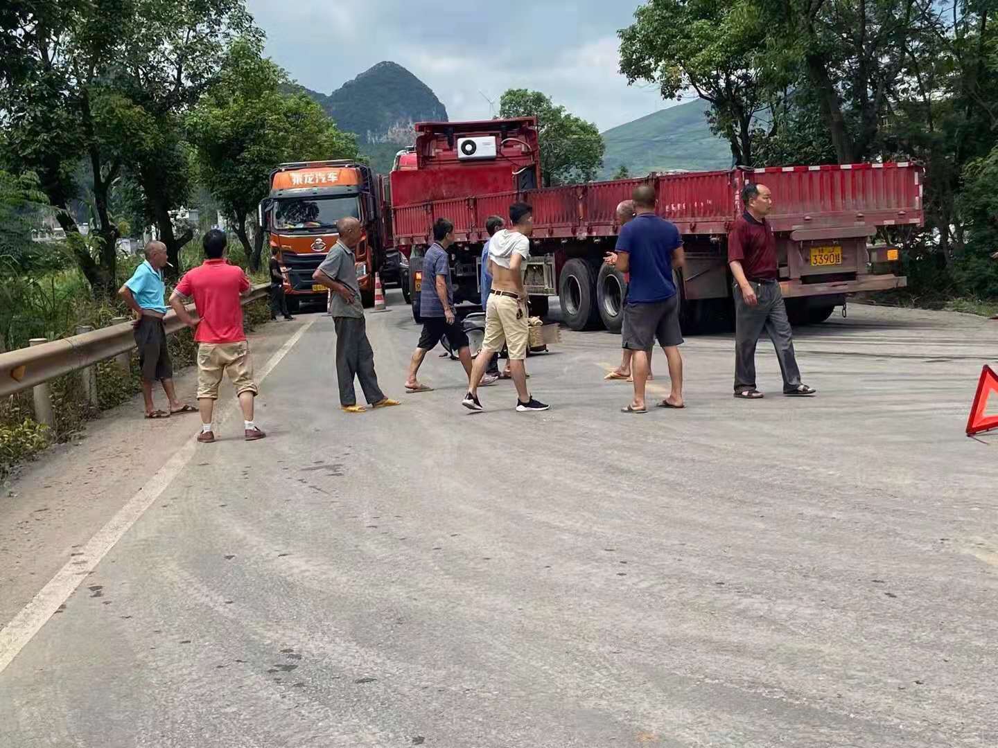 南方水泥厂往虎尾方向三十米左右发生交通事故689 / 作者:公路美学 / 帖子ID:286231