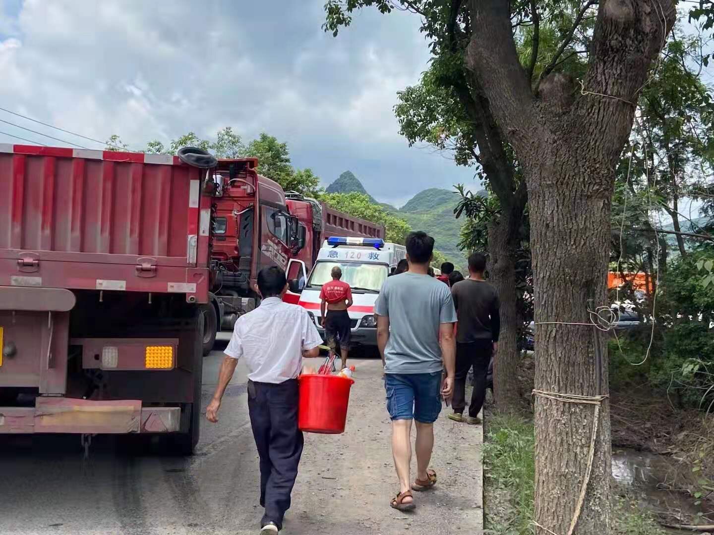 南方水泥厂往虎尾方向三十米左右发生交通事故169 / 作者:公路美学 / 帖子ID:286231