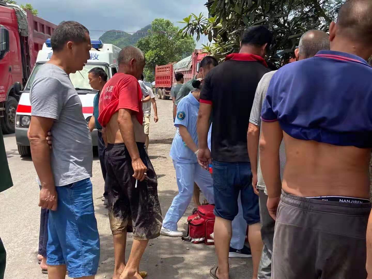 南方水泥厂往虎尾方向三十米左右发生交通事故976 / 作者:公路美学 / 帖子ID:286231