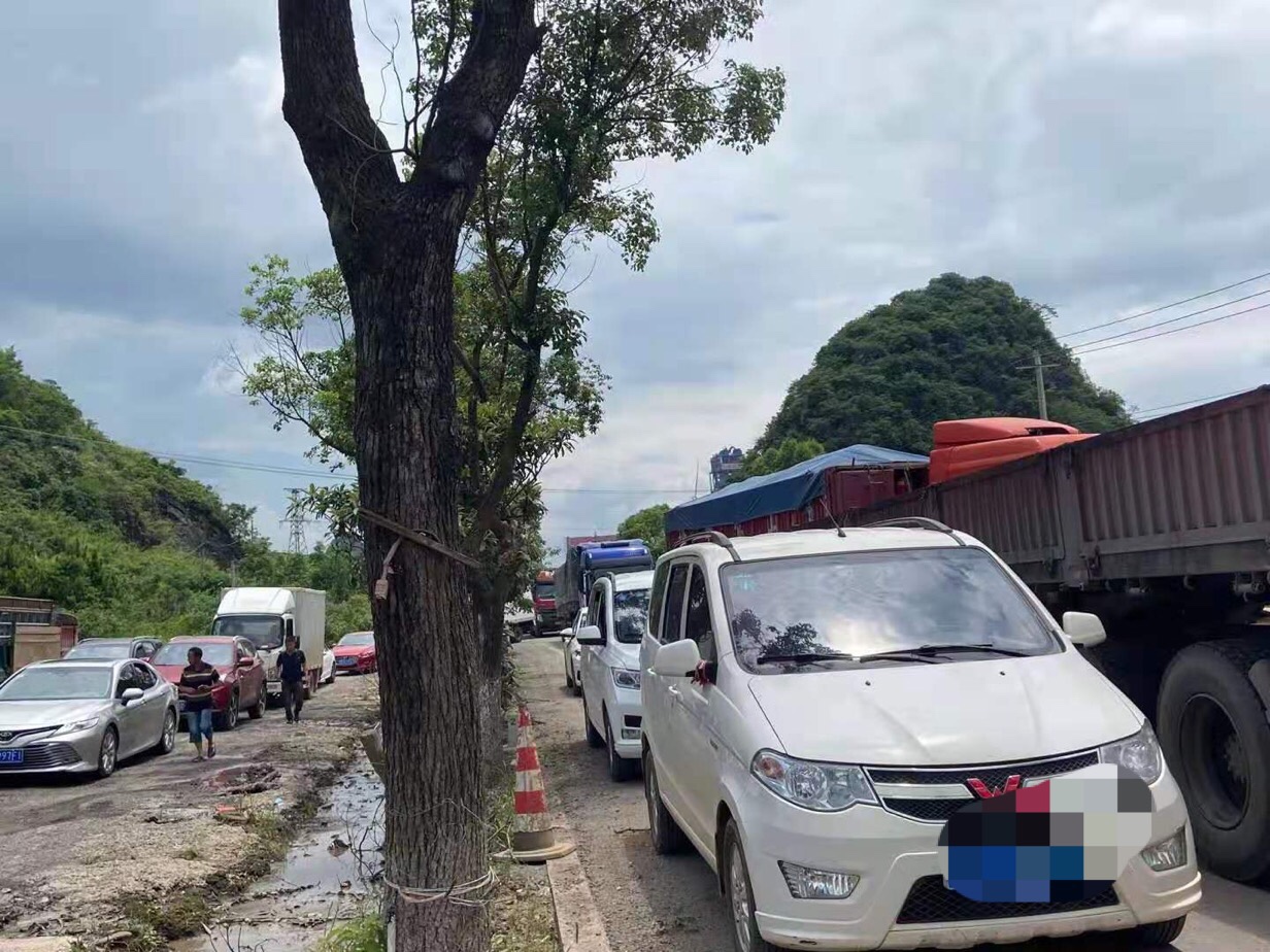 南方水泥厂往虎尾方向三十米左右发生交通事故427 / 作者:公路美学 / 帖子ID:286231