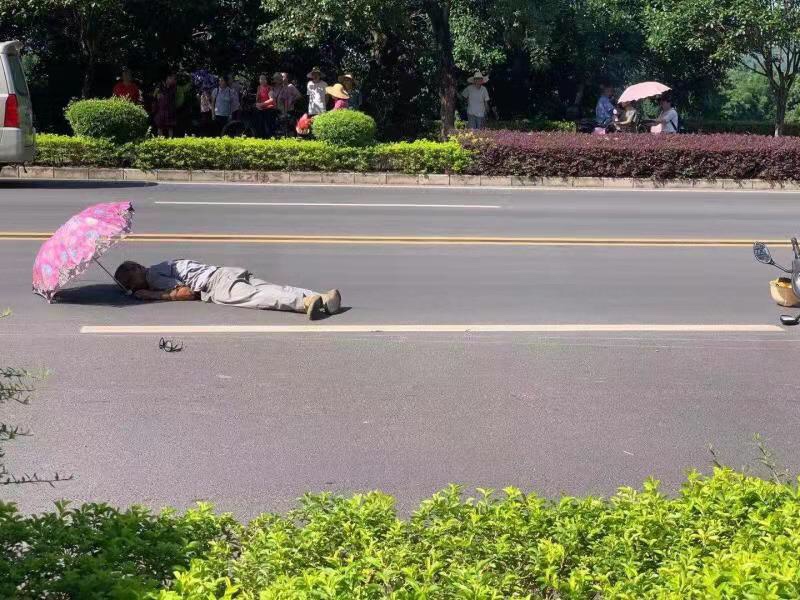 体育馆附近发生车祸，一老人倒地不起89 / 作者:公路美学 / 帖子ID:286260