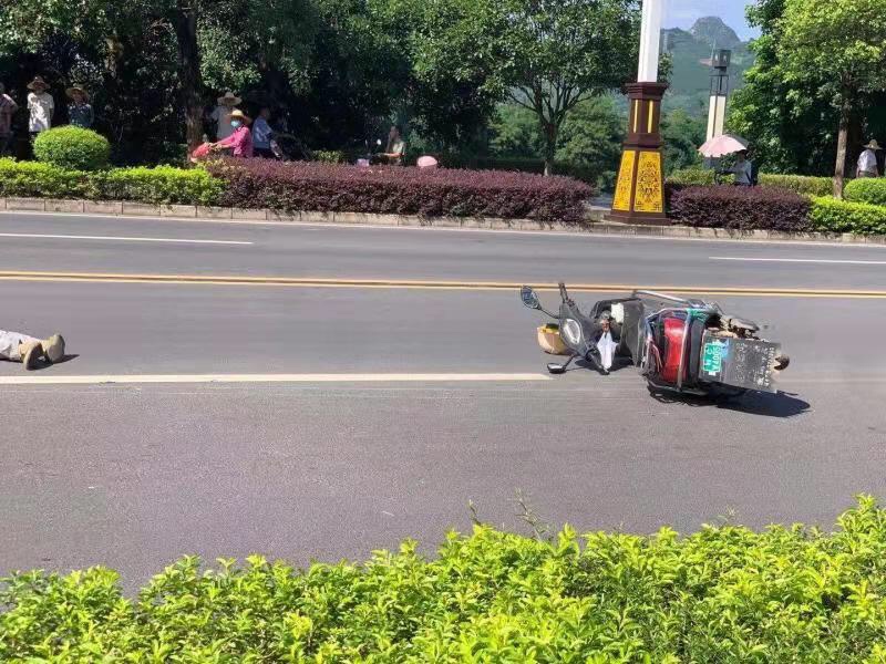 体育馆附近发生车祸，一老人倒地不起500 / 作者:公路美学 / 帖子ID:286260