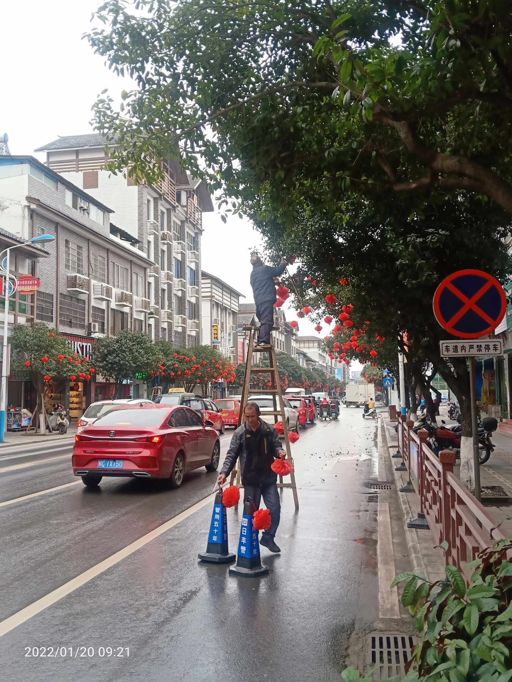 快过年了，这些工人开始扮靓县城了啵:992 / 作者:陈爱国 / 帖子ID:292166