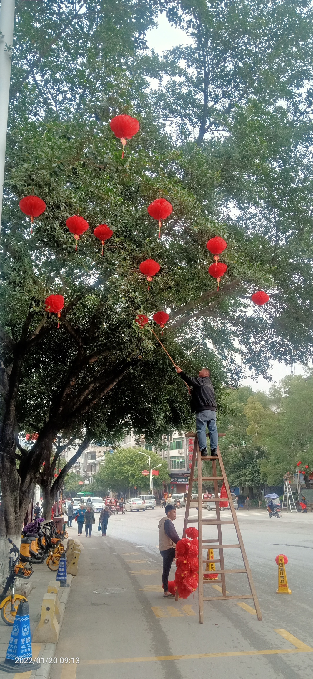 快过年了，这些工人开始扮靓县城了啵:346 / 作者:陈爱国 / 帖子ID:292166