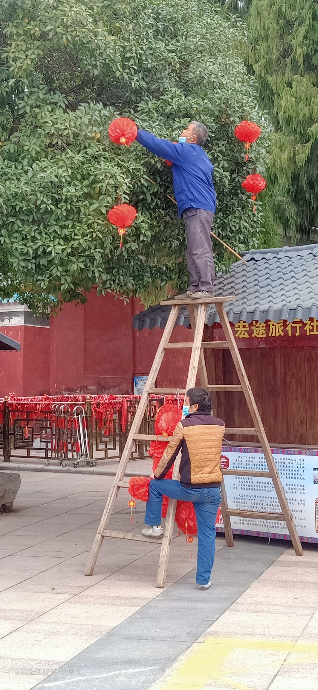 快过年了，这些工人开始扮靓县城了啵:472 / 作者:陈爱国 / 帖子ID:292166